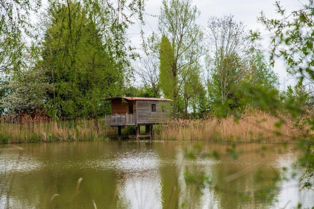 Lakeside Cabin On Stilts- 'Kingfisher' Villa Rous Lench Exterior foto